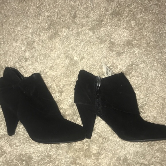 Shoes - NWT cute size 8 wide heels❤️💙💜